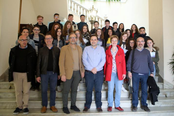 15-03-2018 Estudiants francesos d_intercanvi amb l_IES Penyagolosa visiten l_Ajuntament (2).jpg