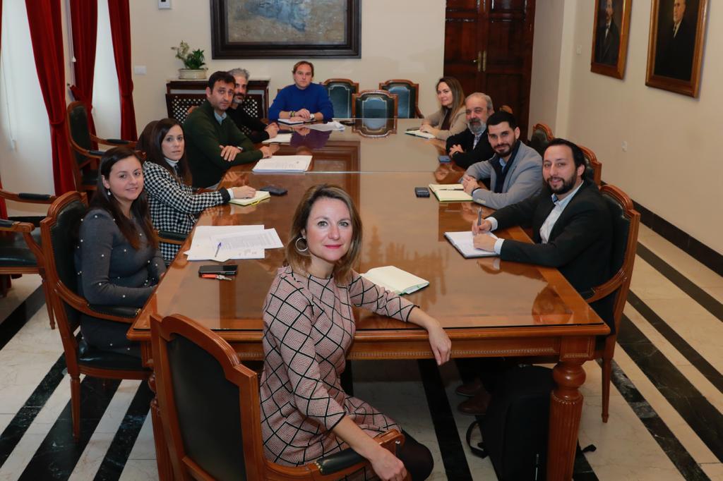 La alcaldesa preside la primera reunión de coordinación entre concejalías para elaborar el Plan Municipal de Explotación de las Playas