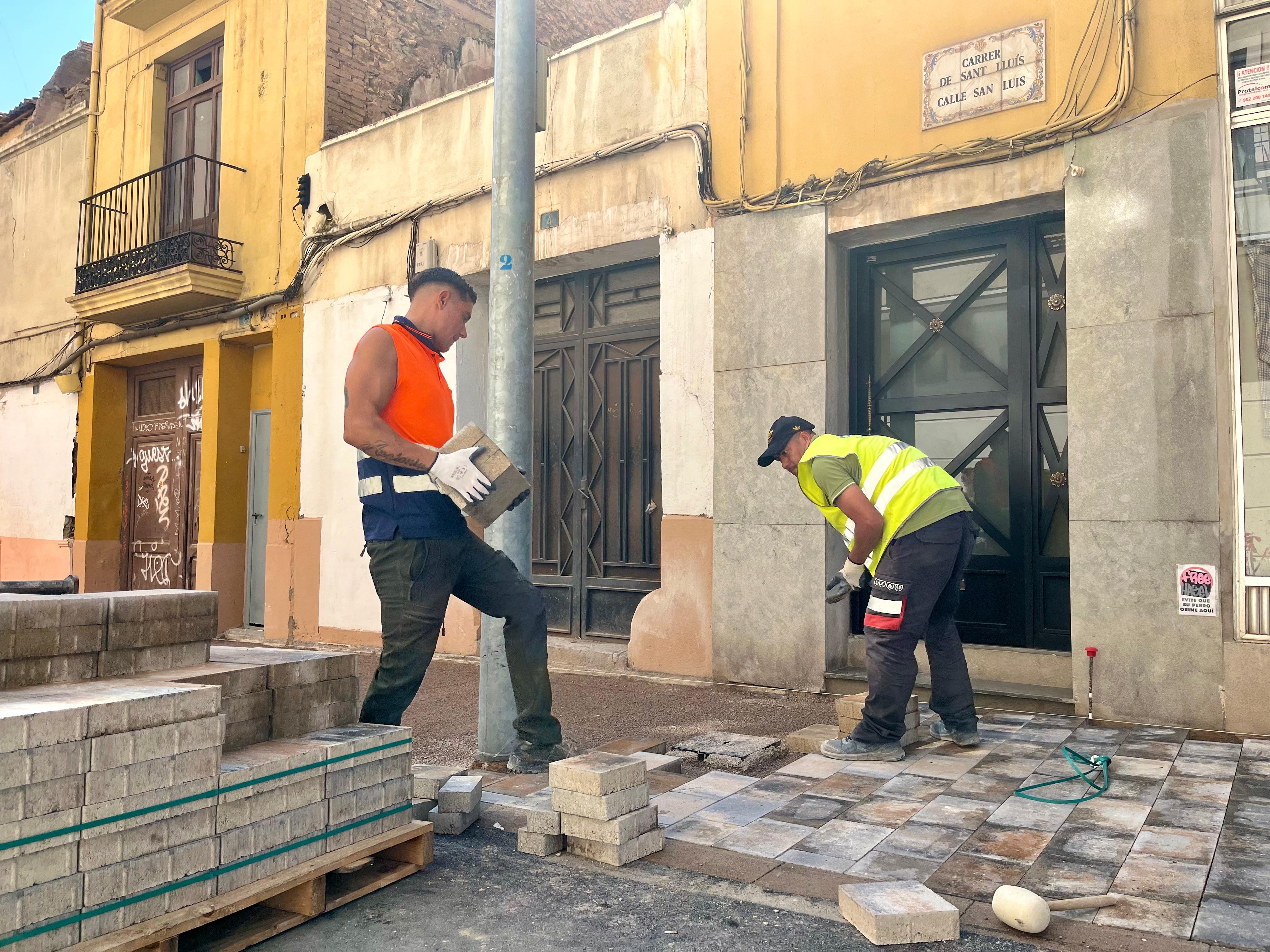 Comencen les labors d'instal·lació d'empedrat en la segona fase del carrer Trinitat