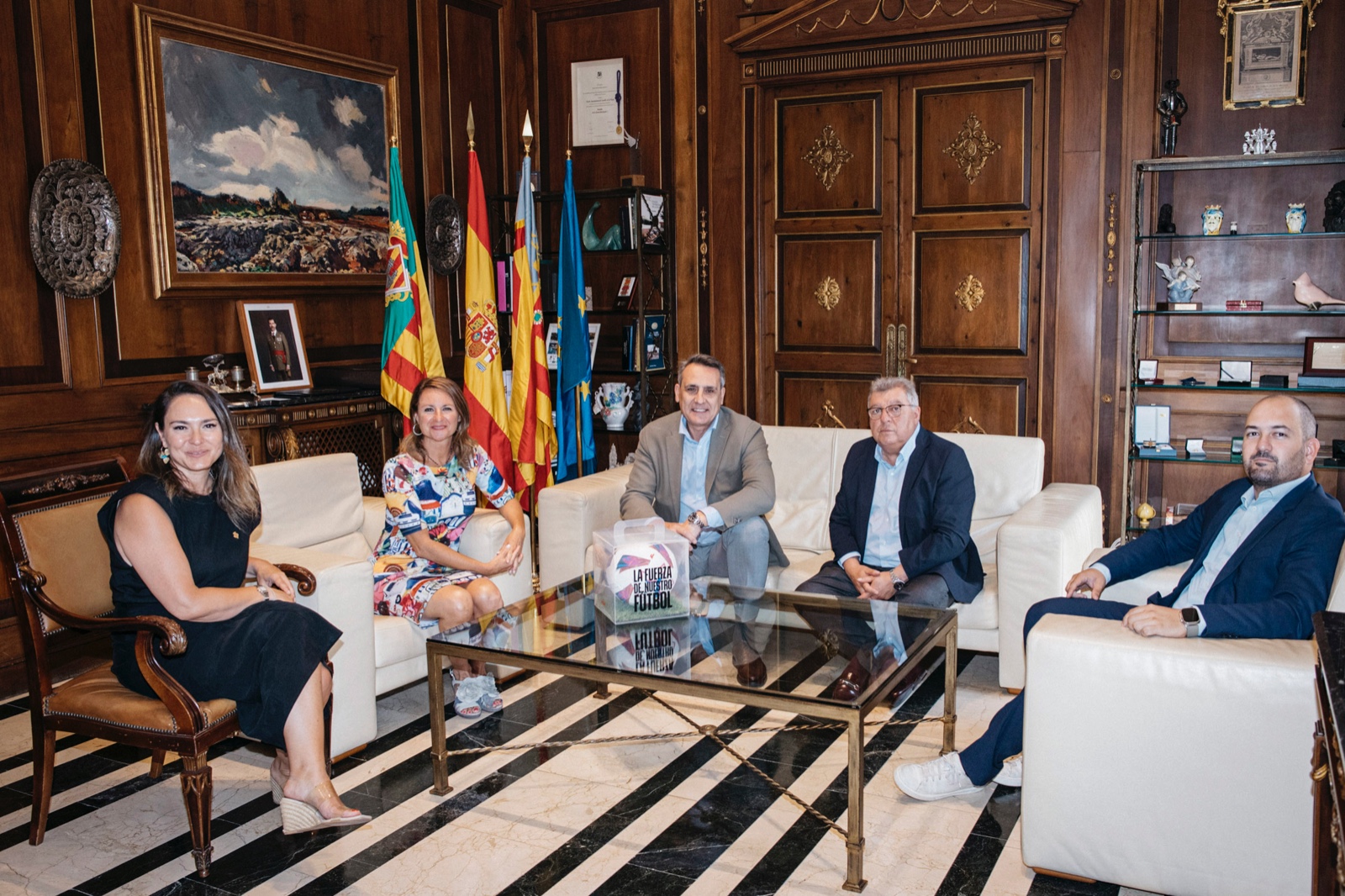 Begoña Carrasco se reúne junto a representantes del fútbol profesional español y al Director General Ejecutivo del CD Castellón para tratar la implantación de un decálogo en colaboración con la FEMP   La alcaldesa destaca también otras iniciativas en favor de la convivencia y las buenas conductas que se impulsan desde el gobierno municipal 