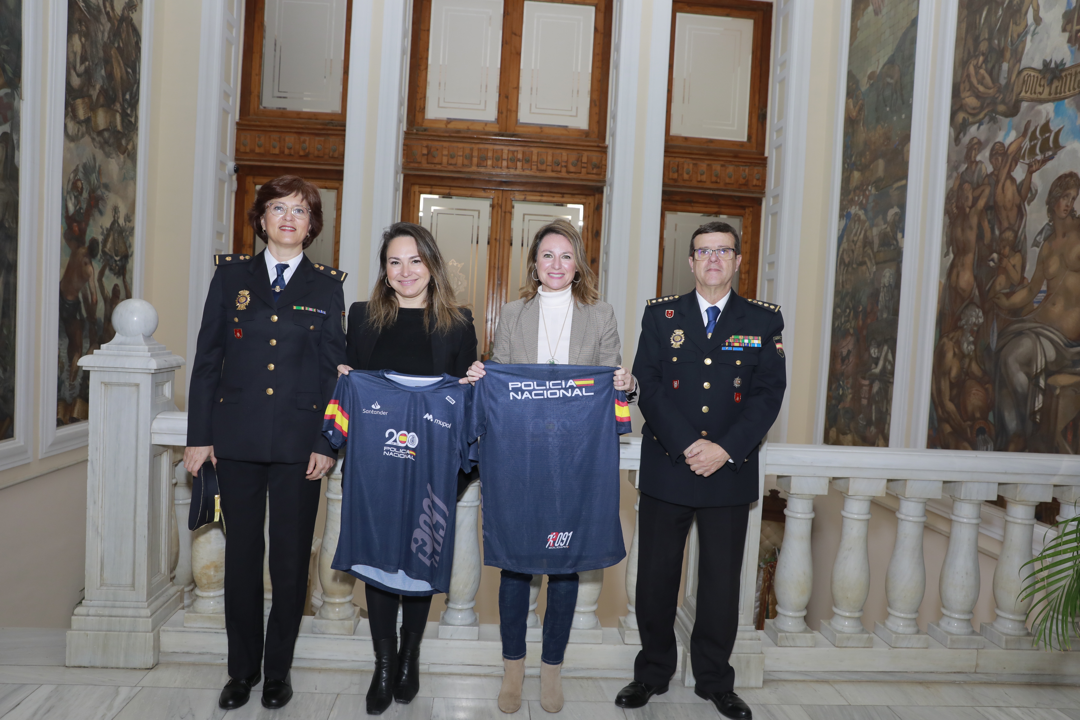 L'alcaldessa de Castelló rep la samarreta oficial de la carrera solidària “RUTA 091” organitzada per la Policia Nacional