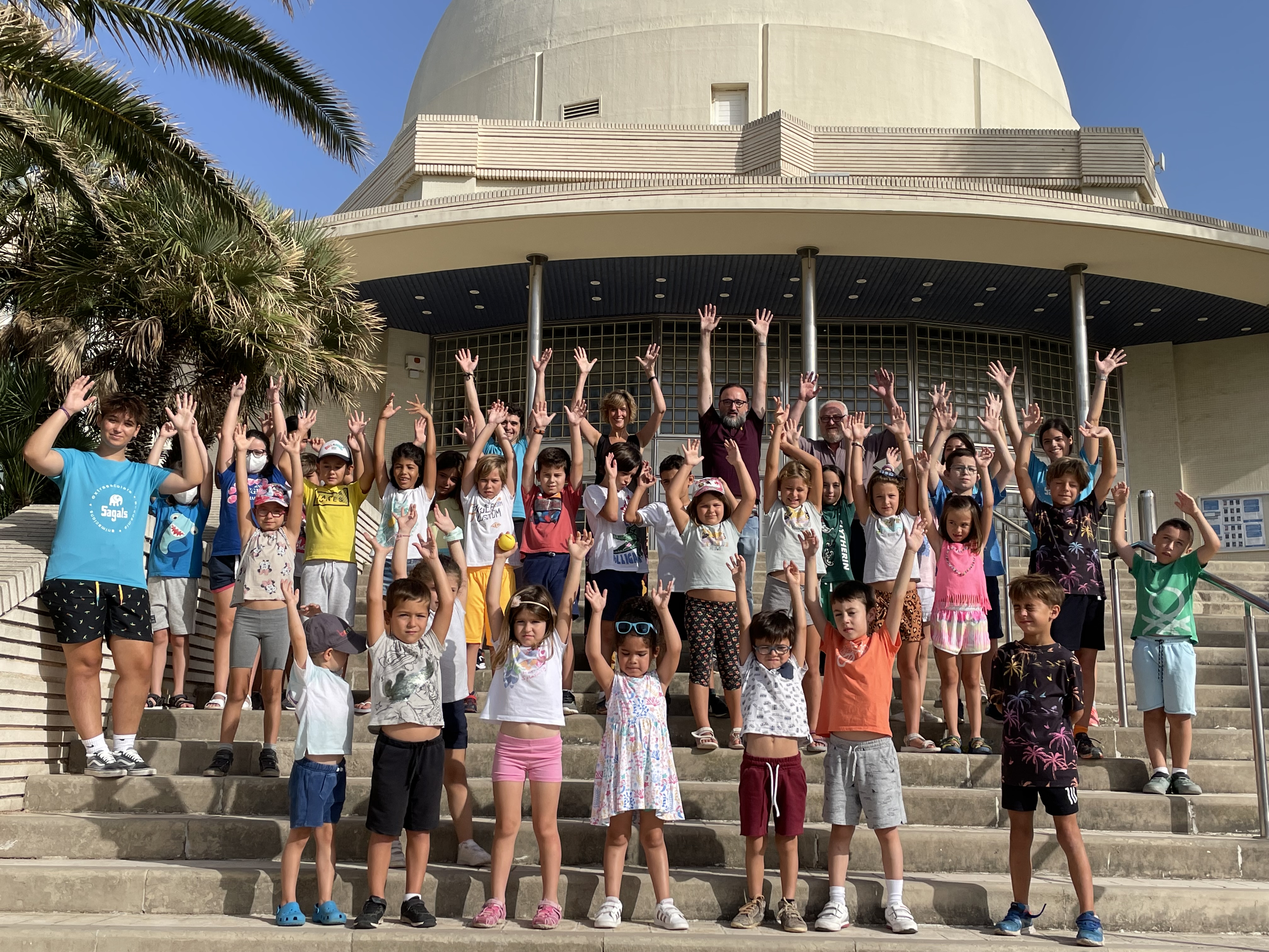 04-07-22 Ruiz da la bienvenida a los primeros niños y niñas del Club d'Estiu del Planetario de Castelló.jpg