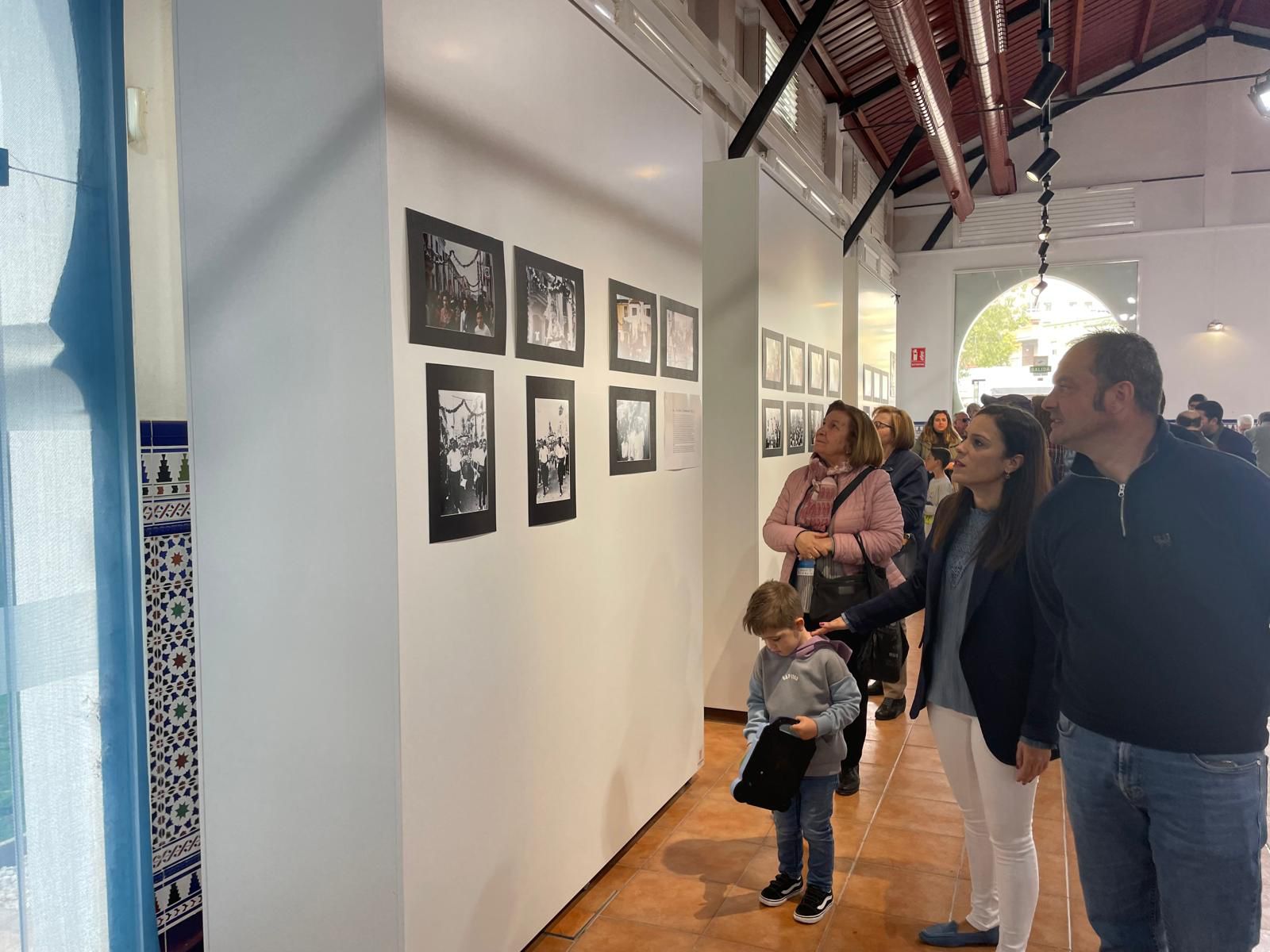 La tinenta d’alcalde del Grau assisteix a la inauguració de l'exposició fotogràfica sobre la visita de la Mare de Déu del Lledó