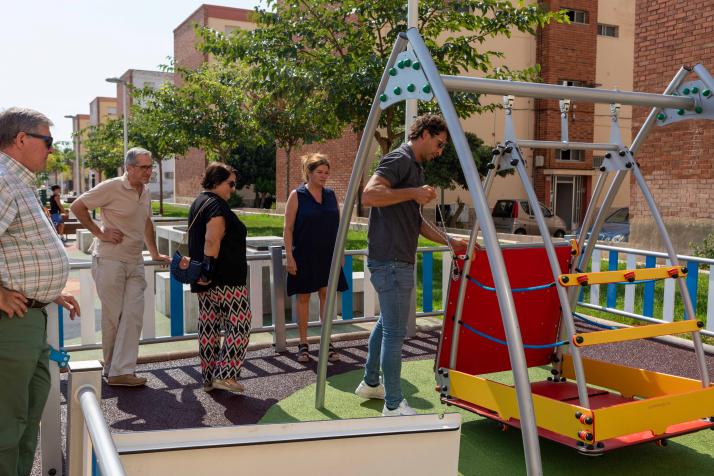 01-08-22 Granero y Ribera en los juegos infantiles inclusivos de la plaza Josefina Lopez.jpg
