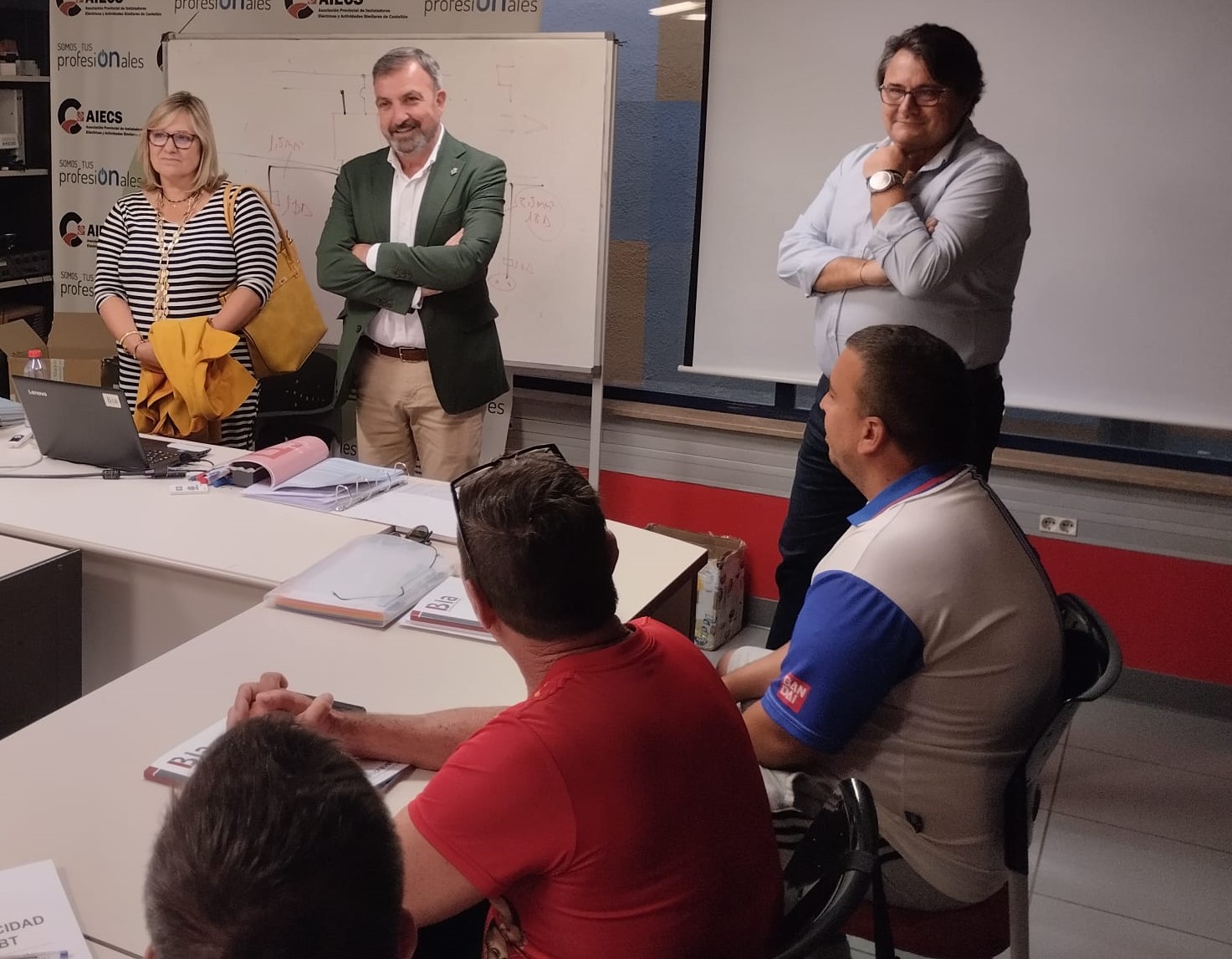Castellón pone en marcha un nuevo curso de su “Formación a la Carta” de la mano de la Asociación de Instaladores Eléctricos AIECS abriendo la inserción laboral a otras 15 personas