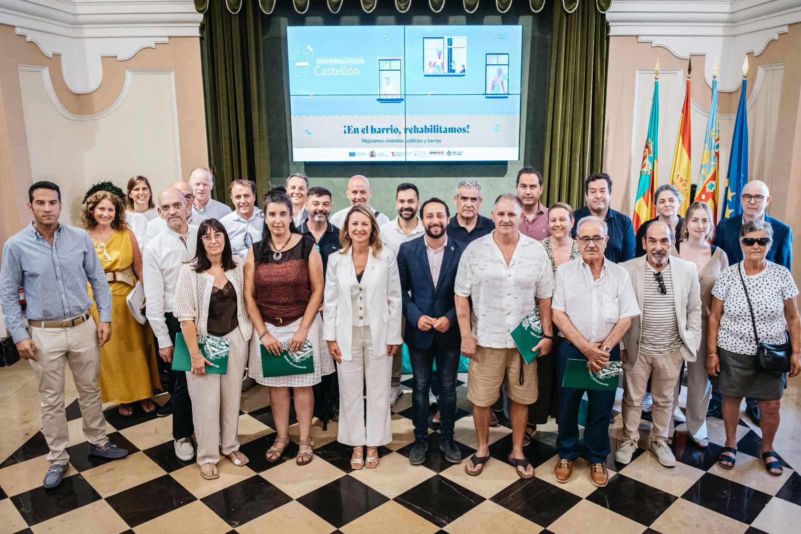 Carrasco y los vecinos firman los convenios para rehabilitar cerca de 600 viviendas beneficiarias del Plan de Barrios por 17 millones y sin coste para los propietarios