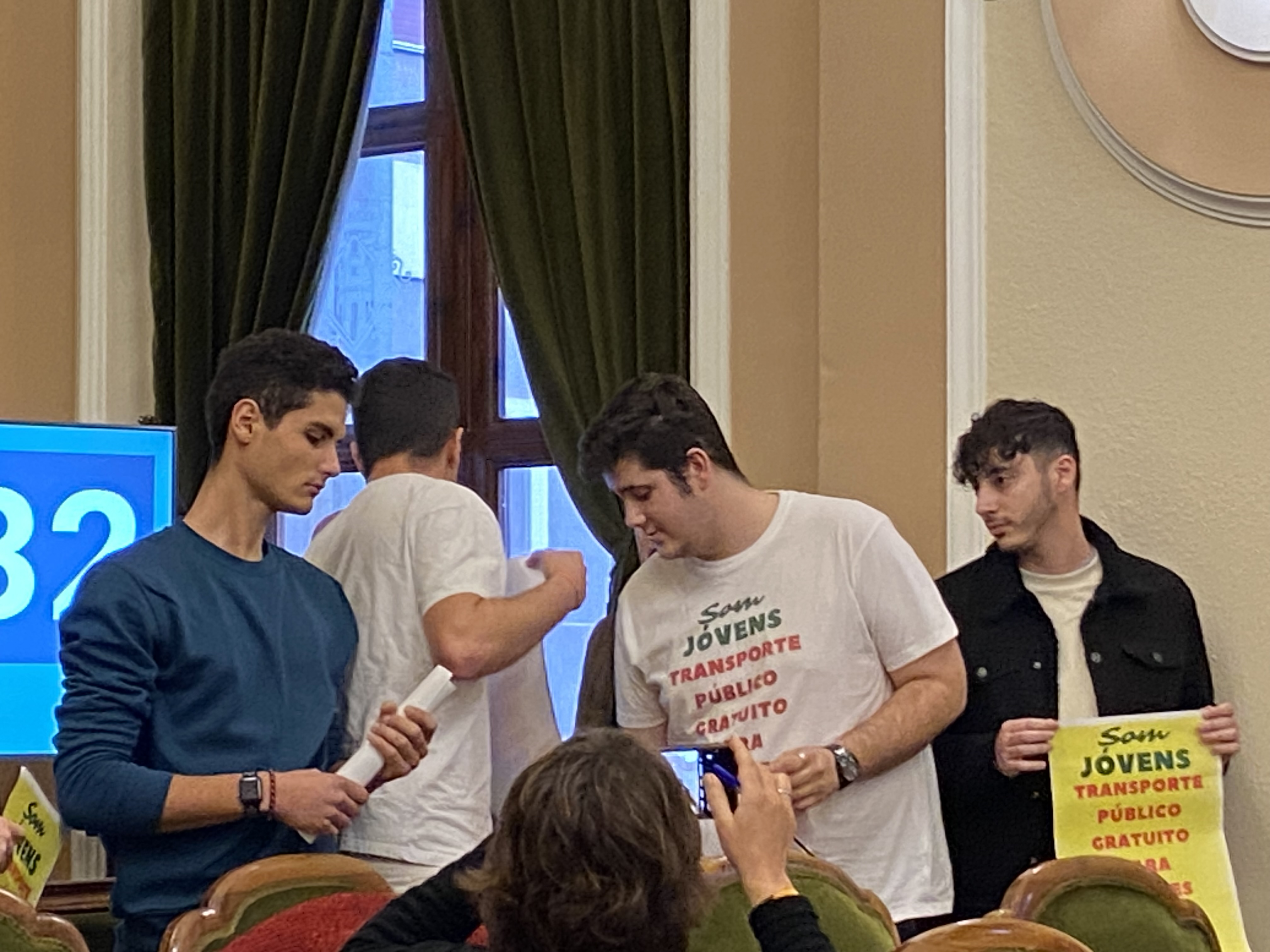 Alcaldía culpa a la Policía Local del desalojo de jóvenes con carteles en un pleno para pedir bus gratis