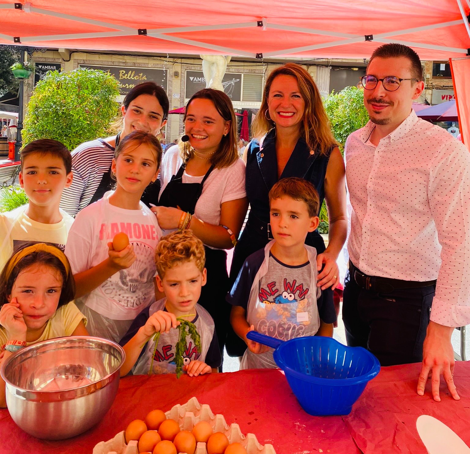 ‘Divercuina’ s'endinsa en el Mercat Central de Castelló per a donar a conéixer als xiquets productes de temporada