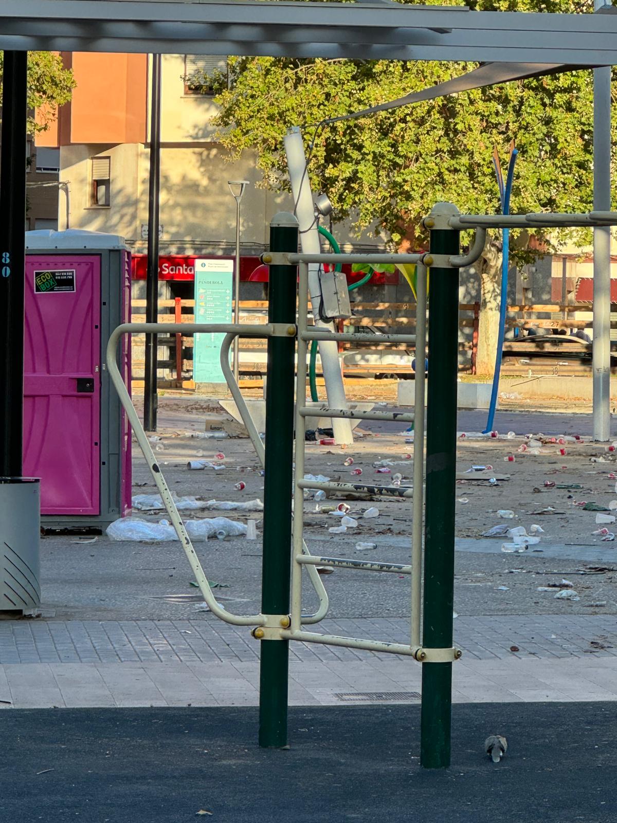 El PSPV denuncia danys en la plaça la Panderola del Grau i el tancament del parc infantil